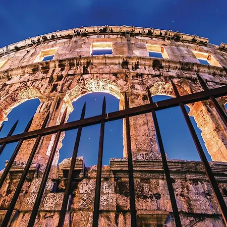 Luxurious In * Pula
